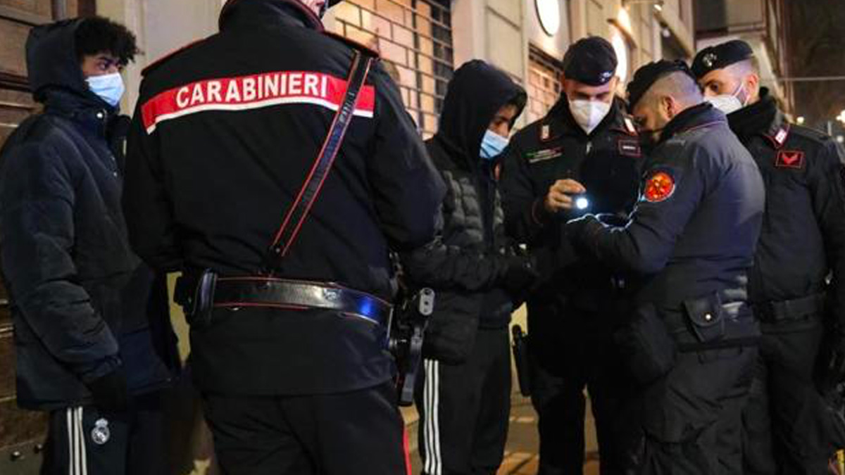 milano-polizia-aggressione Milano, giovane accoltellato alla schiena: l'aggressore è riuscito a scappare