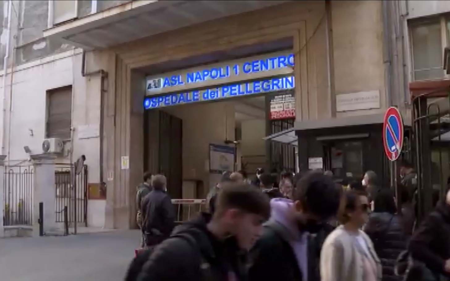 Napoli, dodicenne sfregiata con un coltello, si indaga sul fidanzato di 17 anni