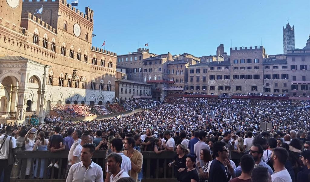 Palio di Siena, fermi Istrice e Civetta per gli infortuni dei cavalli: tutto pronto per il corteo storico