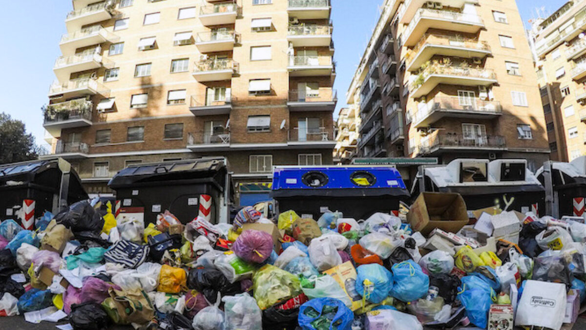 Emergenza rifiuti, Gualtieri rassicura: "Roma uscirà dall'emergenza entro una settimana"