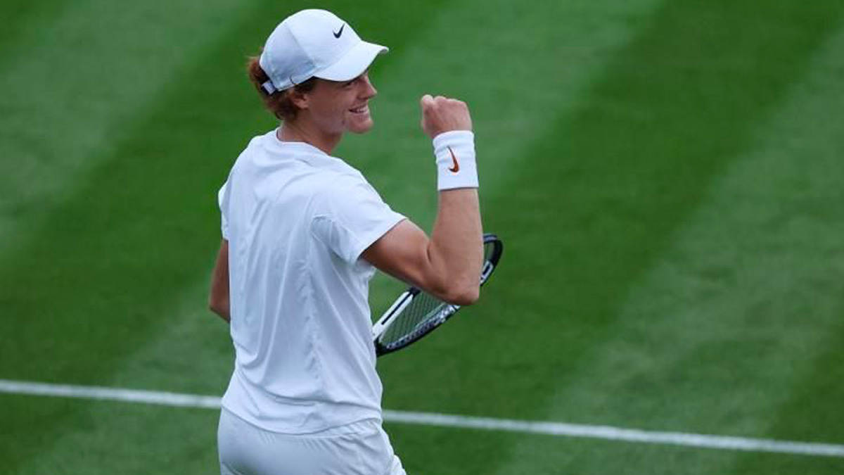 Wimbledon, Jannik Sinner si arrende a un grande Djokovic: il serbo vince al quinto