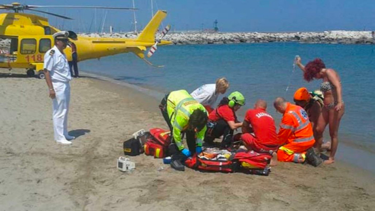 Roma, bimbo di 2 anni muore annegato sul litorale a Santa Severa: inutili i tentativi di soccorso