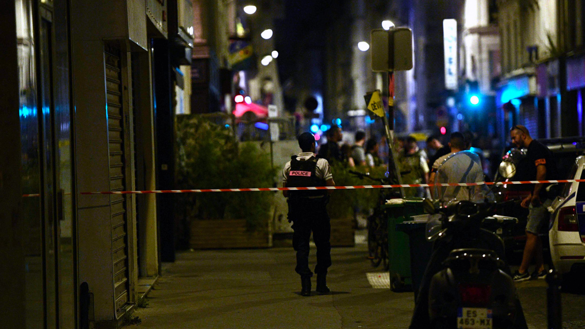 Parigi, una sparatoria nella notte fa una vittima e quattro feriti: arrestato uno dei due assalitori