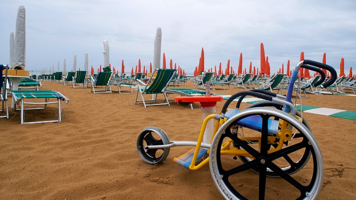Disabilità, le spiagge attrezzate in Italia sono appena quattro (nonostante l'obbligo)