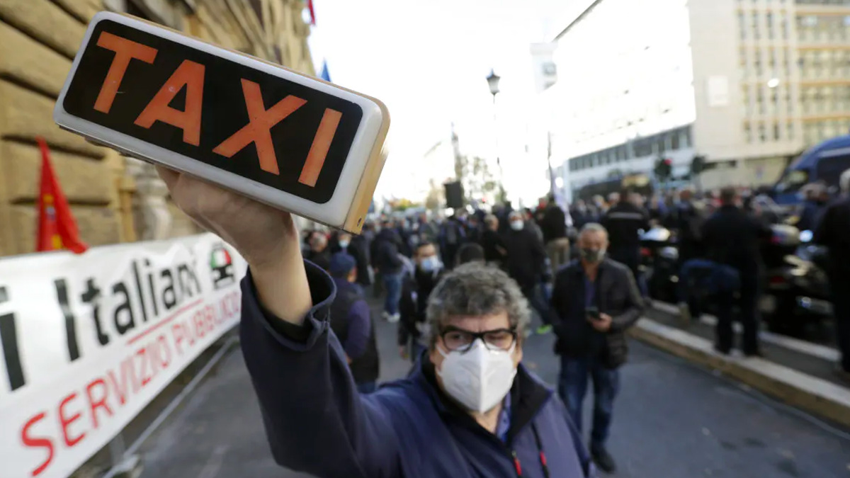 taxi-roma-protesta La protesta dei tassisti, tensione sotto Palazzo Chigi: idranti e polizia in antisommossa