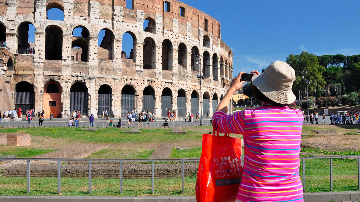 Una turista canadese ha sfregia un muro del Colosseo: è stata subito denunciata