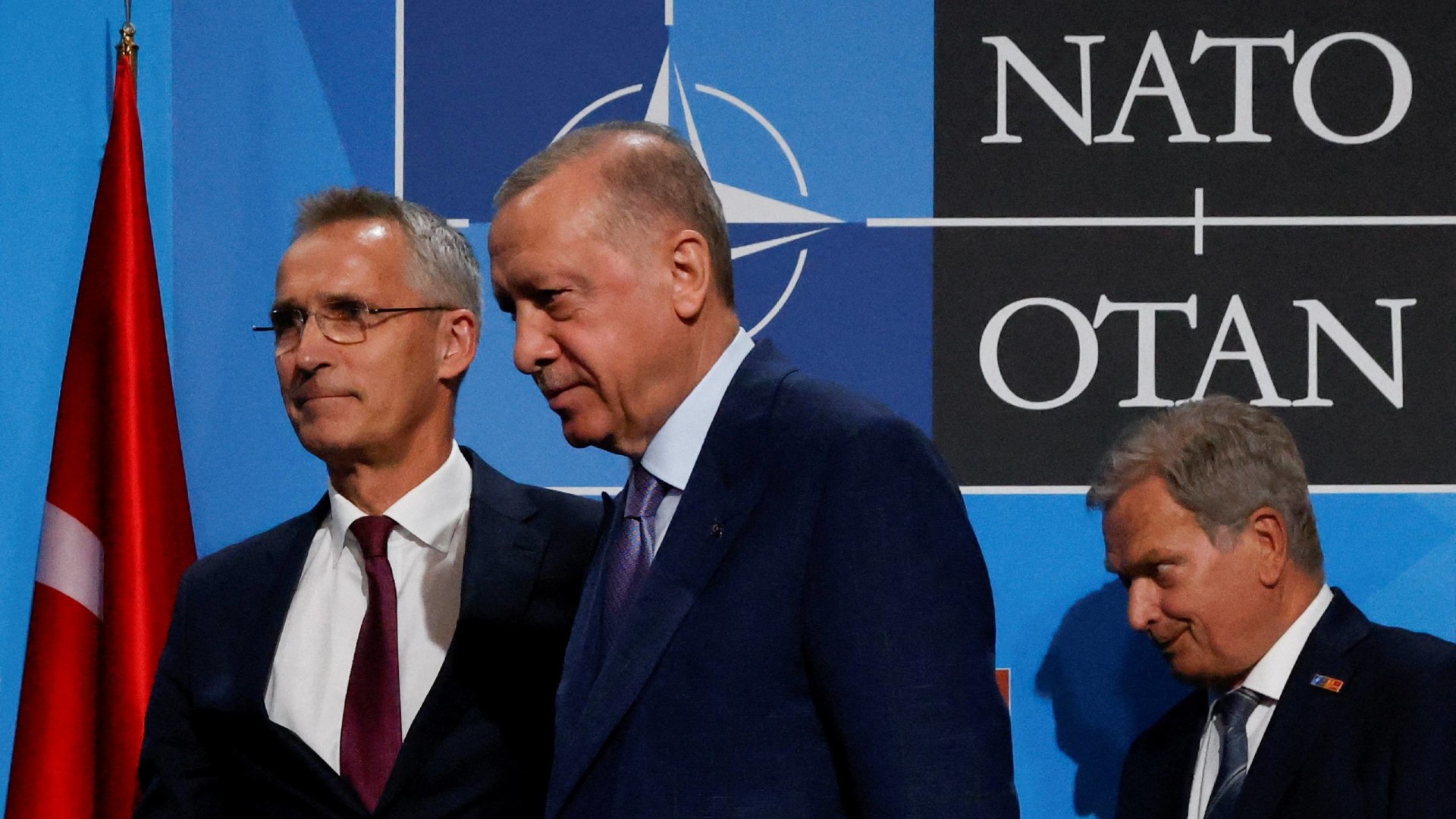 Nato, Erdogan minaccia ancora: "Congelate Finlandia e Svezia se non manterranno le promesse"