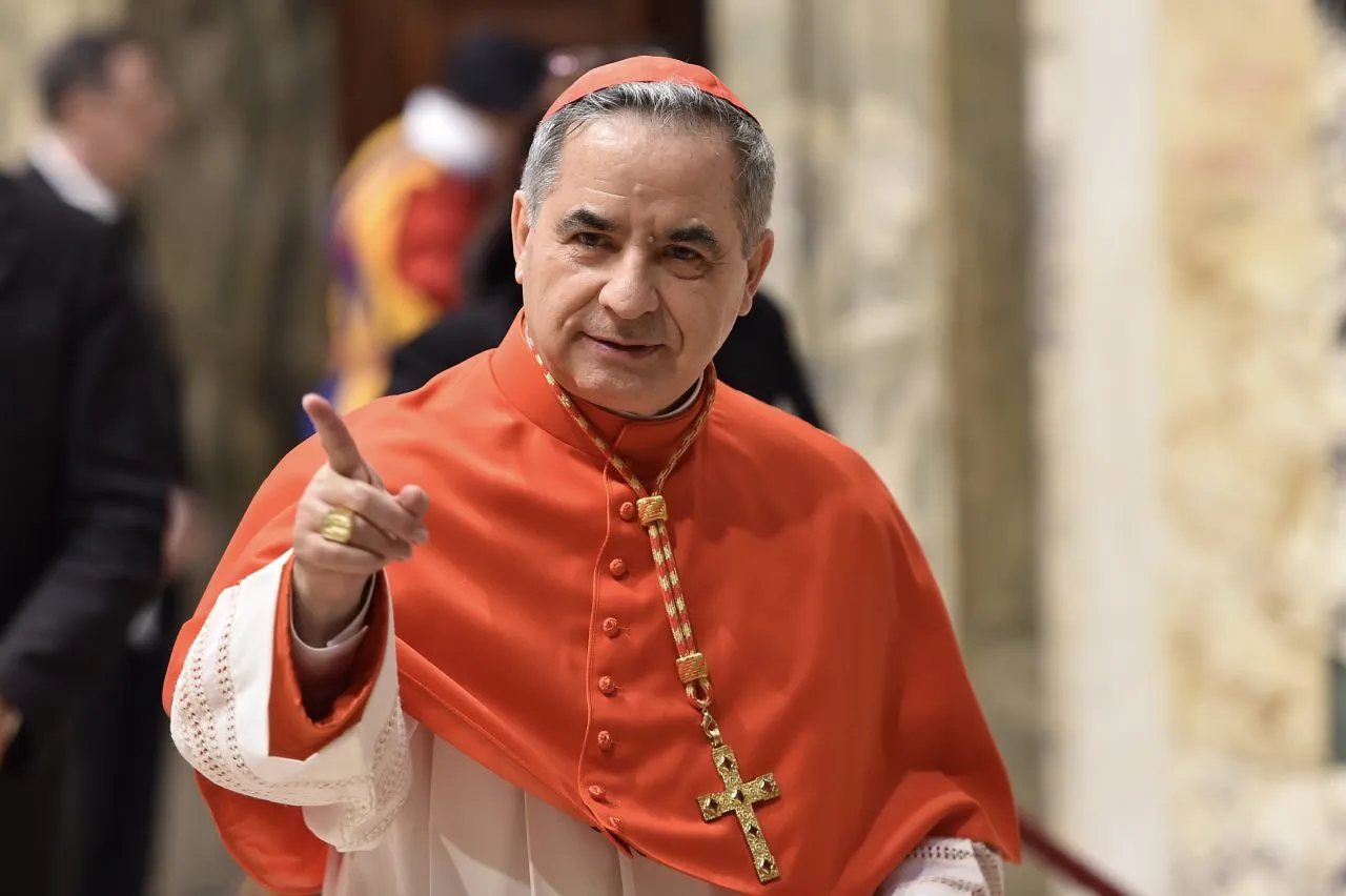 Il Cardinale Becciu: "Sabato mi ha telefonato il Papa per dirmi che sarò reintegrato"