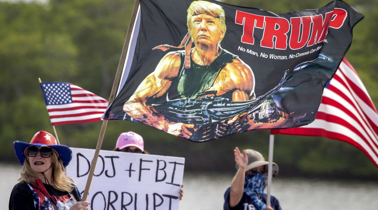 Gruppi armati filo-Trump minacciano l'Fbi: barricate e recinzioni intorno alle sedi dell'agenzia