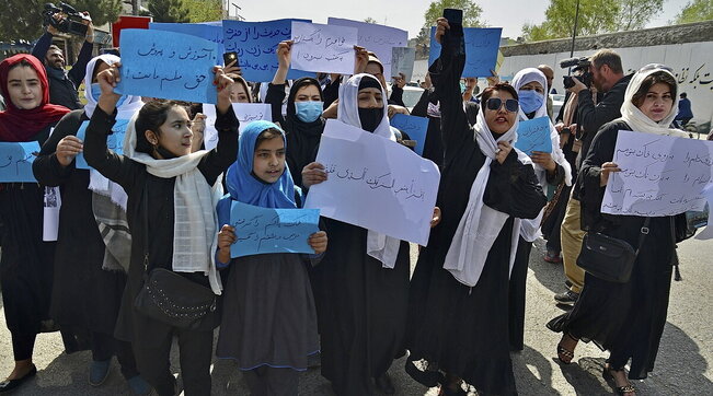 Le donne afghane protestano e scendono in strada: i talebani sparano in aria