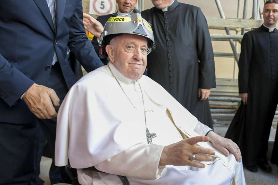 Il Papa visita l'Aquila: "Impegno per una ricostruzione lungimirante"
