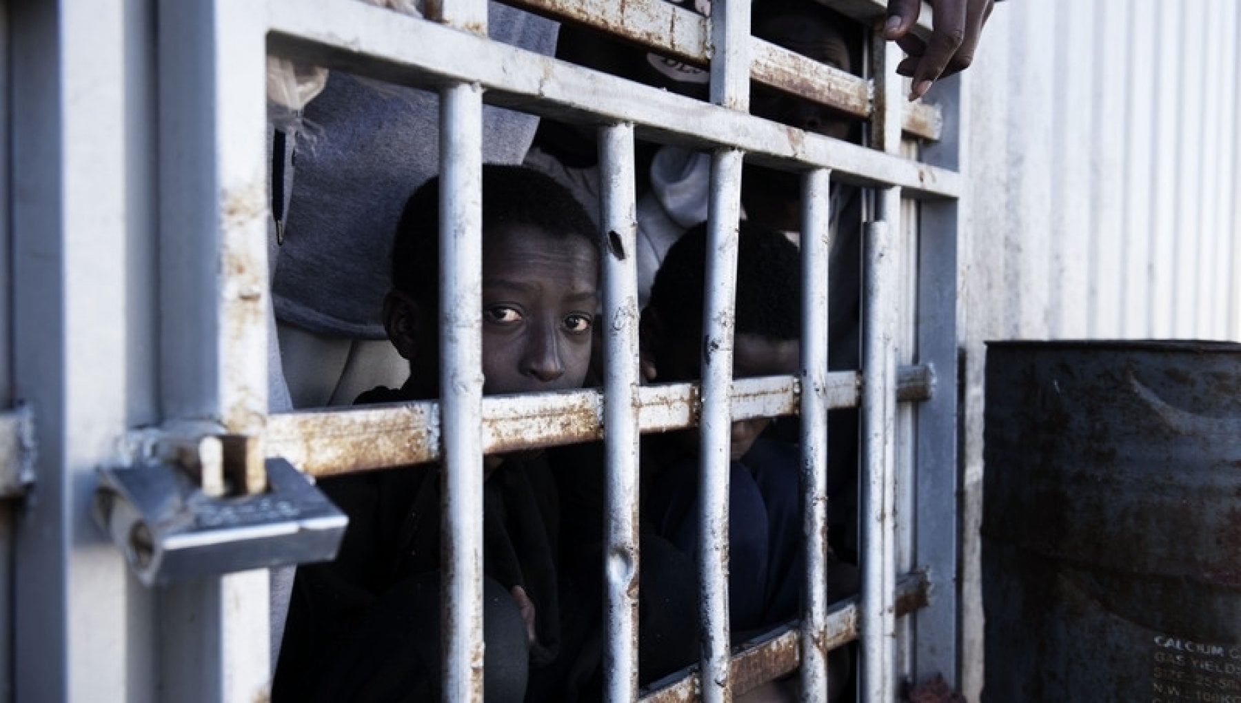 Migranti, l'Italia coordina i soccorsi e poi li consegna alla Libia