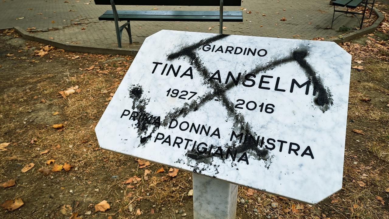 Torino, la lapide di Tina Anselmi è stata deturpata con una svastica