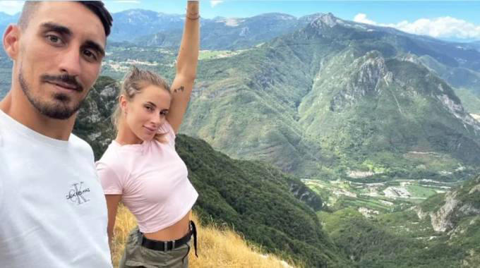 Giovane precipita in montagna e muore: stava recuperando il cellulare della fidanzata dopo un selfie