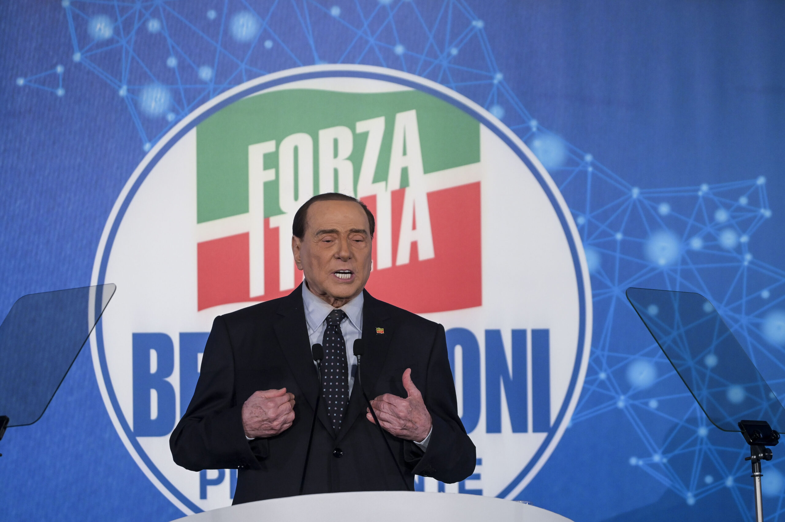 Berlusconi non prende posizione nella sfida tra i due leader di destra: "Evitiamo lo scostamento, anche se..."