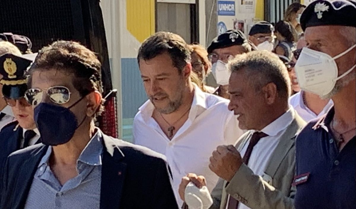 Il Pd: "Salvini fa propaganda a Lampedusa e criminalizza chi salva donne e bambini dalle onde"
