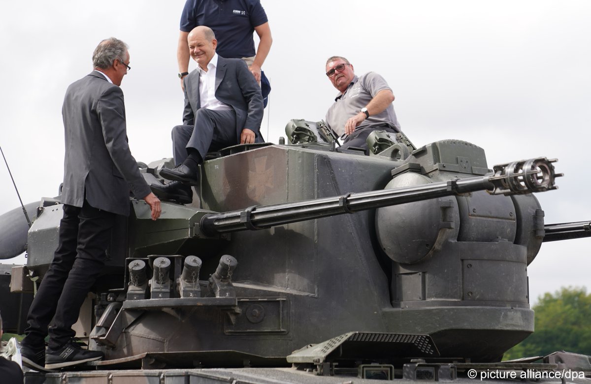 Scholz sale su un panzer Gepard a Putlos dove vengono addestrati i soldati ucraini