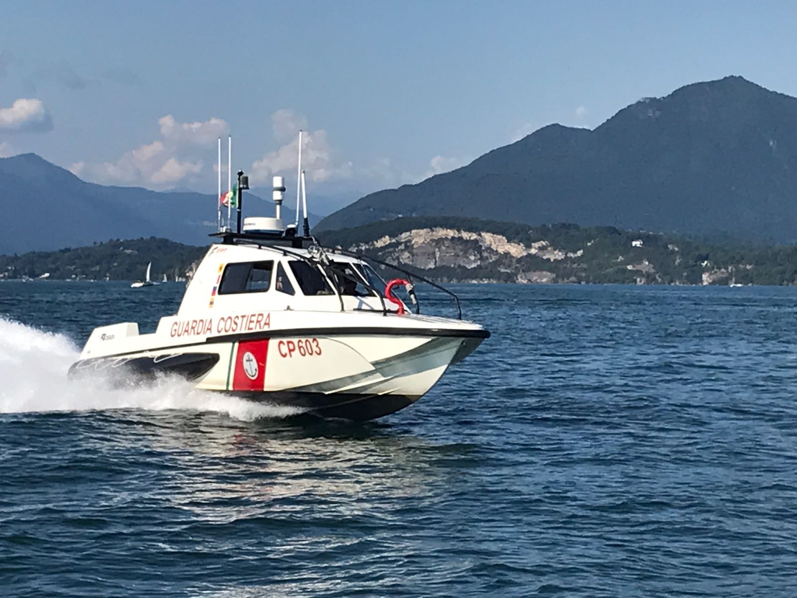 Varese, il corpo senza vita di un uomo ritrovato sugli scogli del Lago Maggiore
