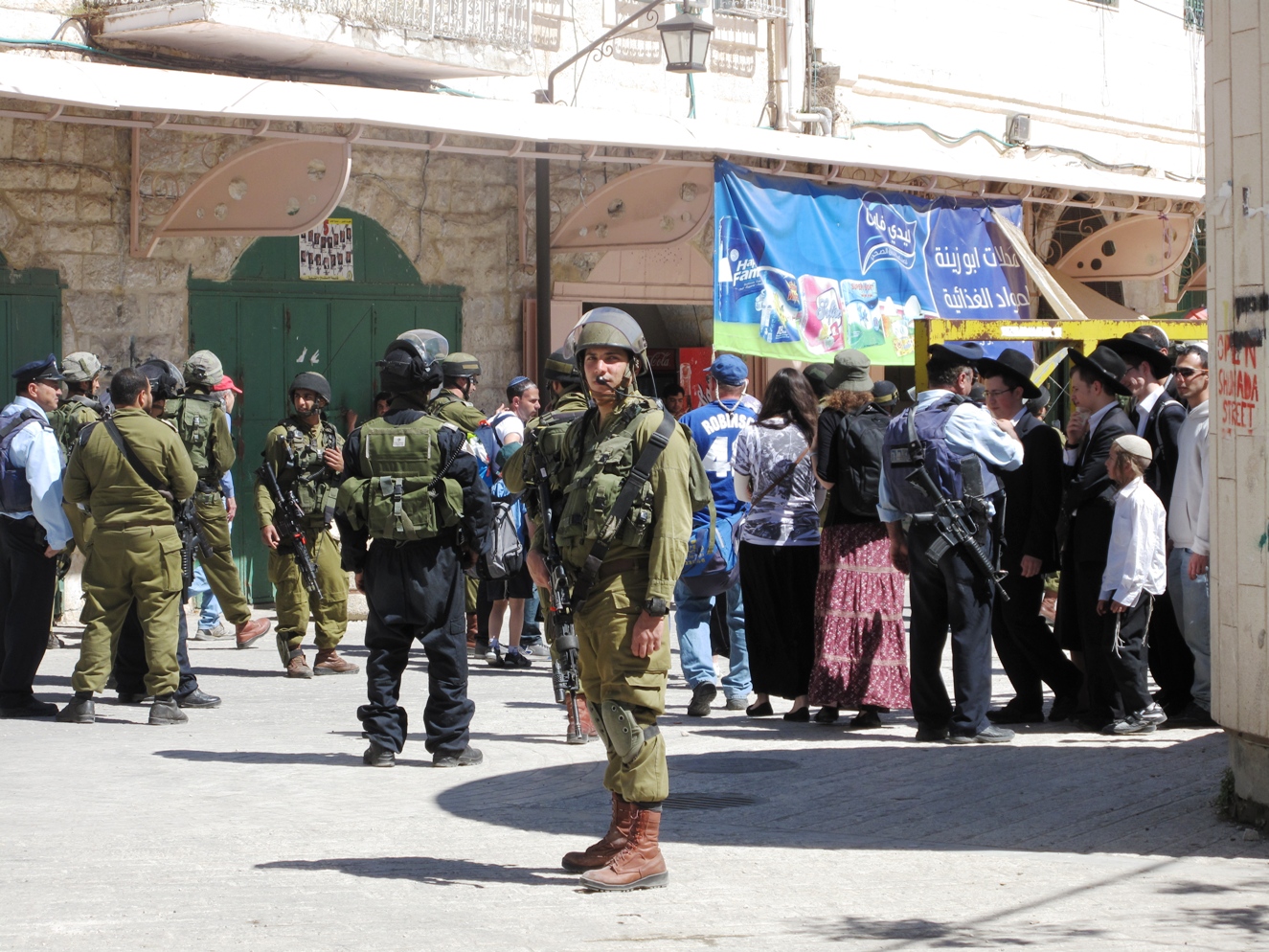 Coloni israeliani devastano tende e raccolti in Cisgiordania: giornalisti tra le vittime delle nuove aggressioni