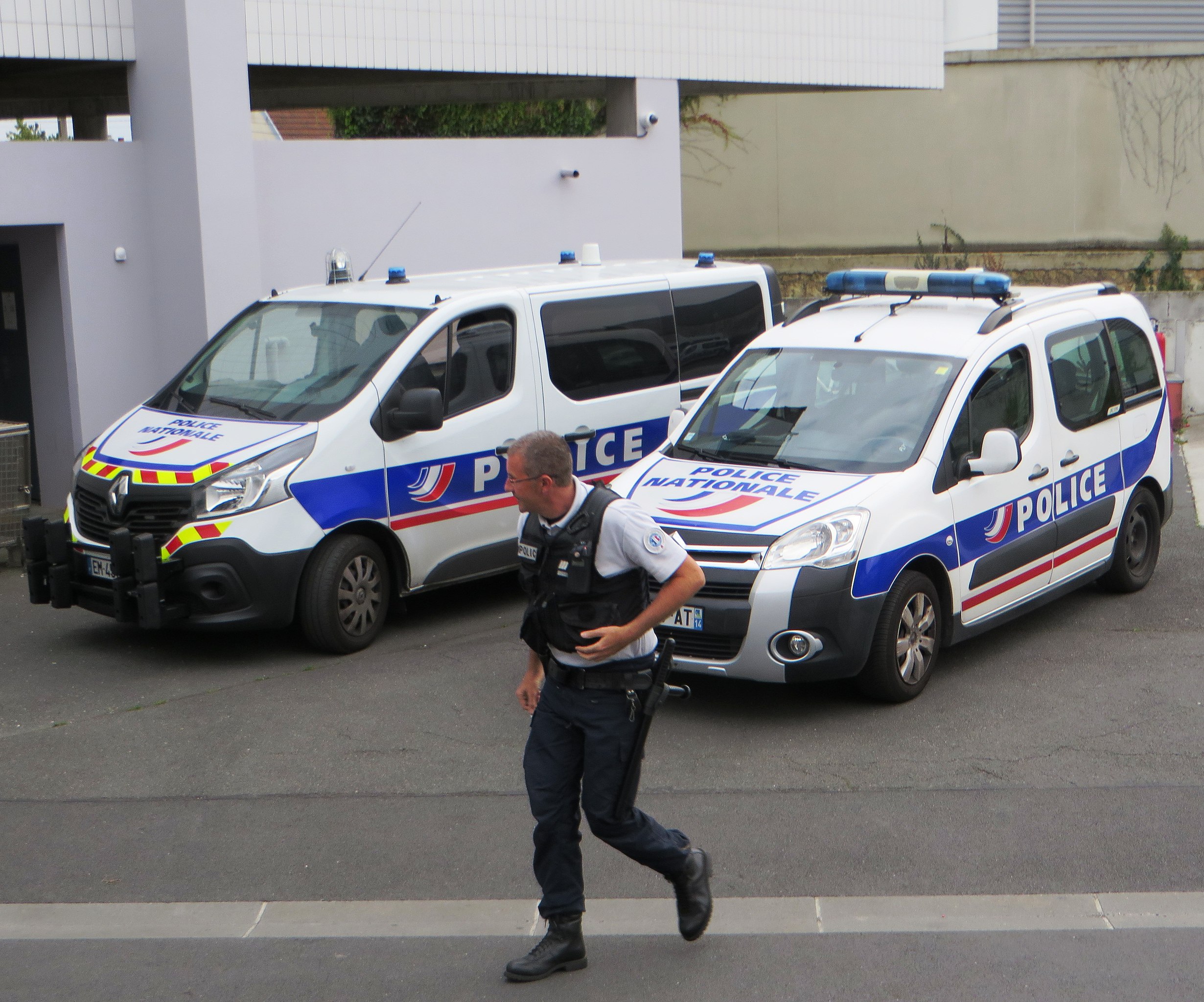 Parigi, uomo armato di coltello ucciso dalla polizia: era una persona senza fissa dimora