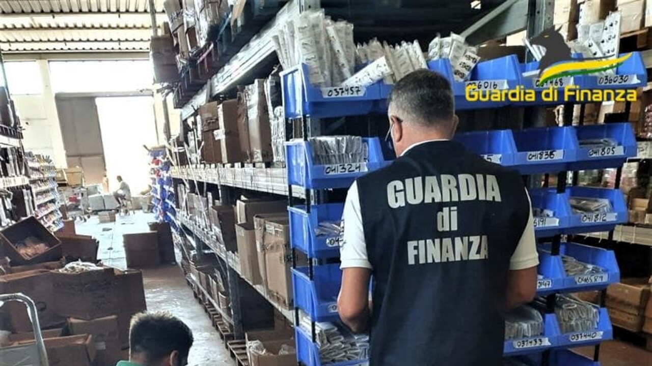 Pescara, operazione Stop Fake: la Finanza sequestra 130.000 articoli contraffatti