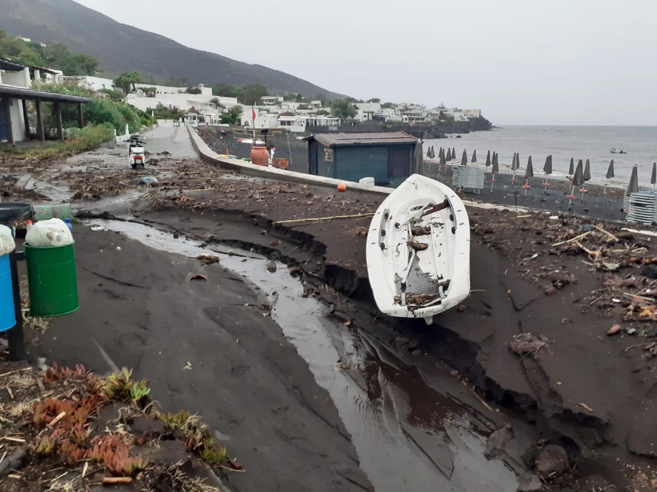 Stromboli, un nubifragio provoca un disastro: il fango invade le strade, cittadini evacuati