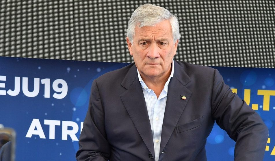 Tajani lancia la fronda anti-Meloni a destra: "Blocco navale non realizzabile e su chi sarà premier..."