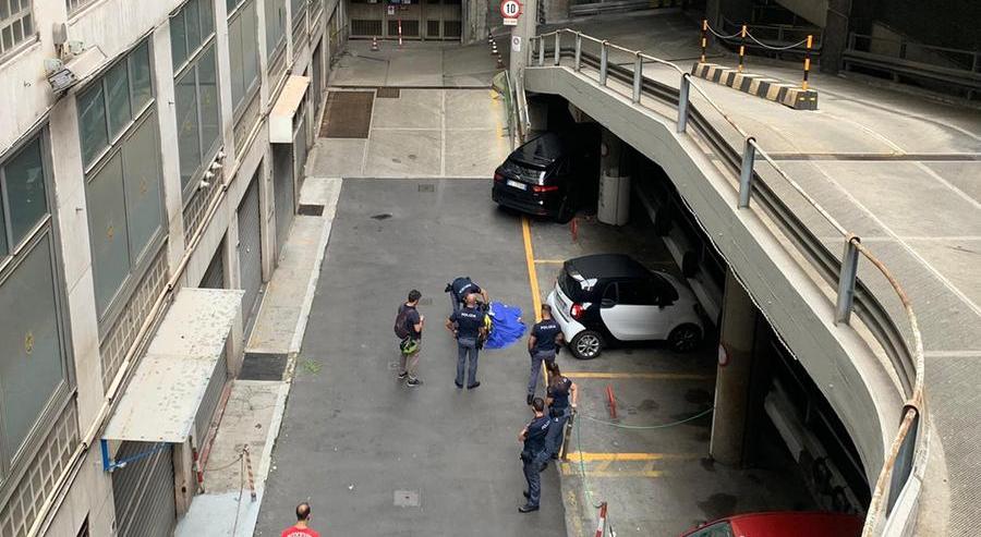 Genova, cadavere ritrovato vicino a un parcheggio: si indaga sul suicidio