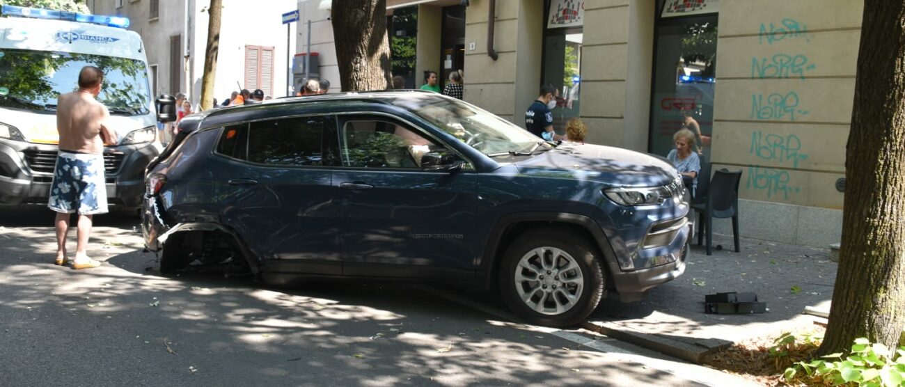 Giussano, auto piomba sui tavolini di un bar: sette le persone ferite, una in codice rosso