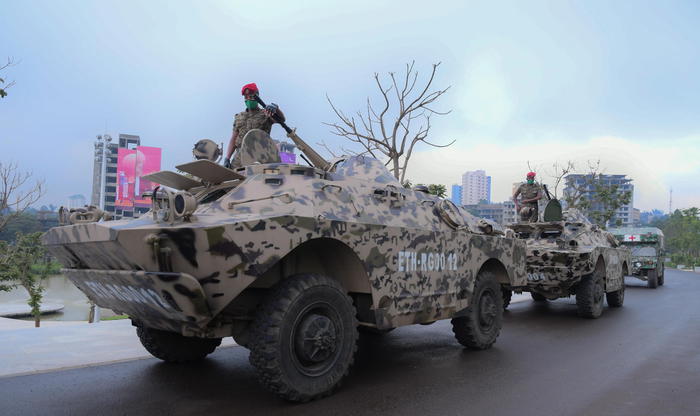 Le forze aeree etiopi bombardano la capitale ribelle del Tigray Macallè: colpito un asilo, bambini morti