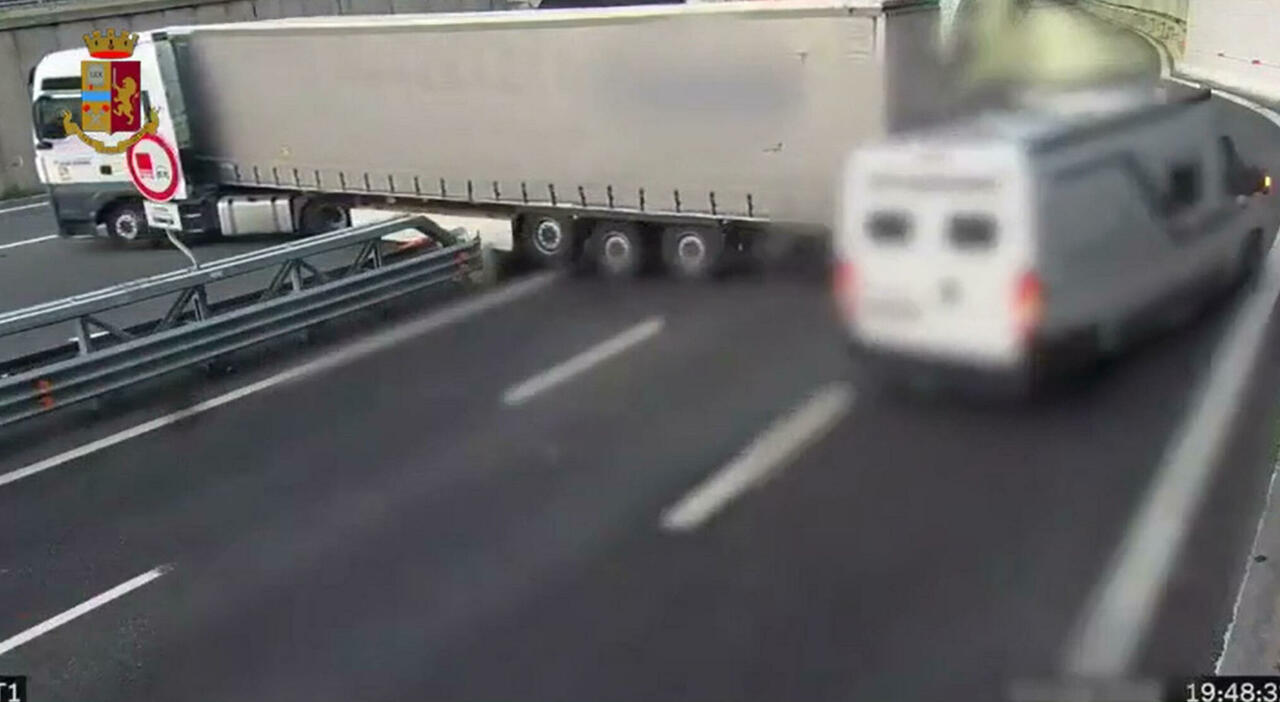 Un Tir fa inversione a U in autostrada e rischia il disastro, patente ritirata: il video