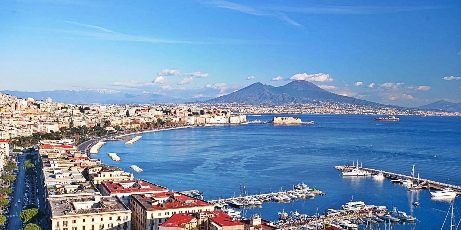 Una nave della Marina greca è in quarantena nel Golfo di Napoli per covid: morta una 19enne
