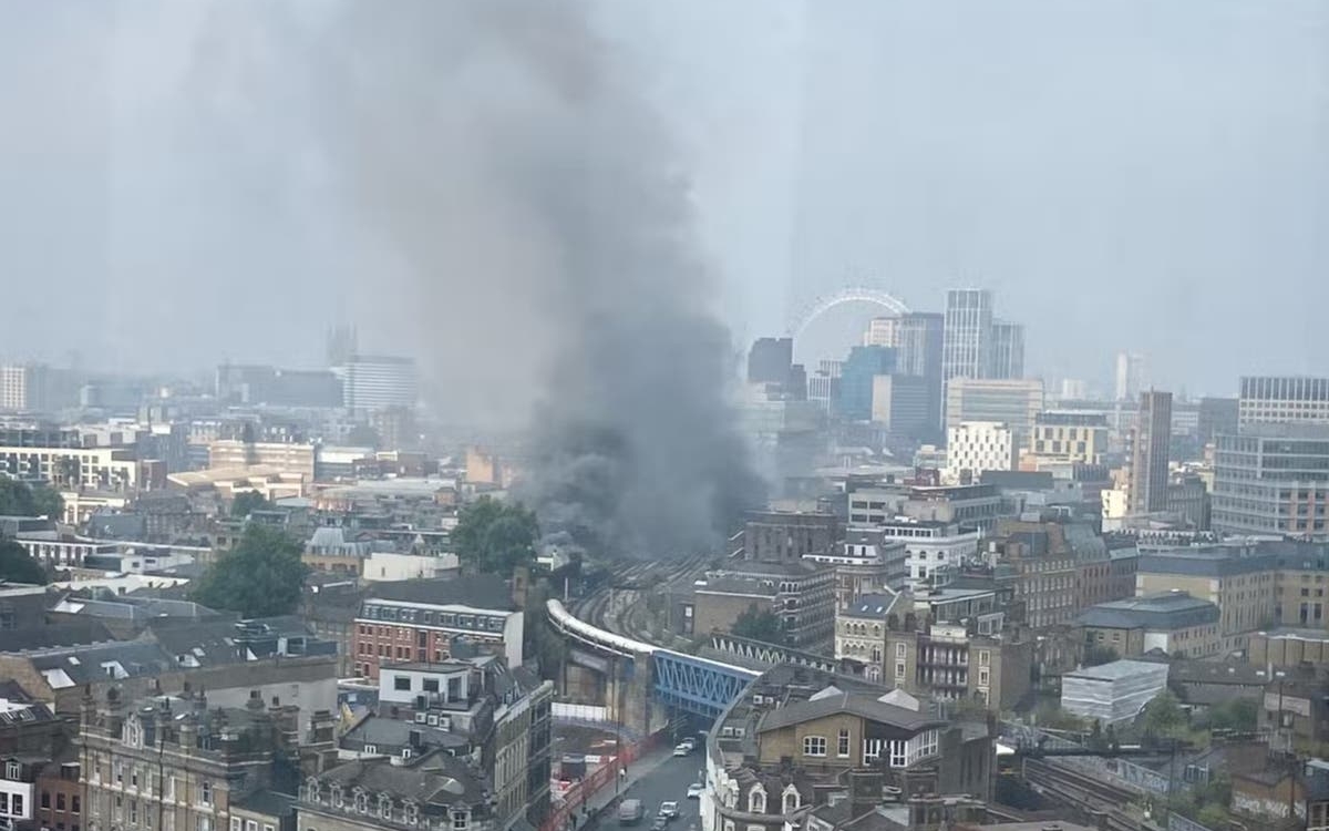 Incendio a London Bridge: si ferma il traffico dei treni, intervengono 70 vigili del fuoco