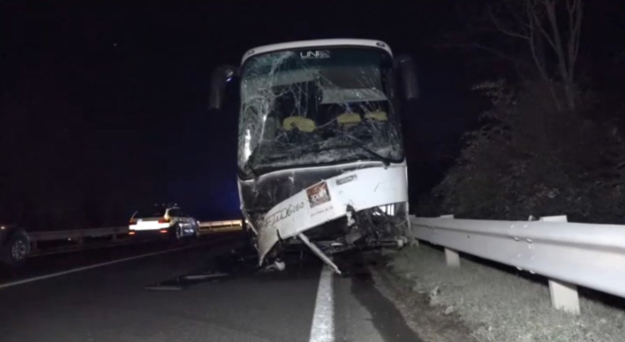 Incidente tra pullman di migranti e un tir: morto il conducente, almeno 15 i feriti
