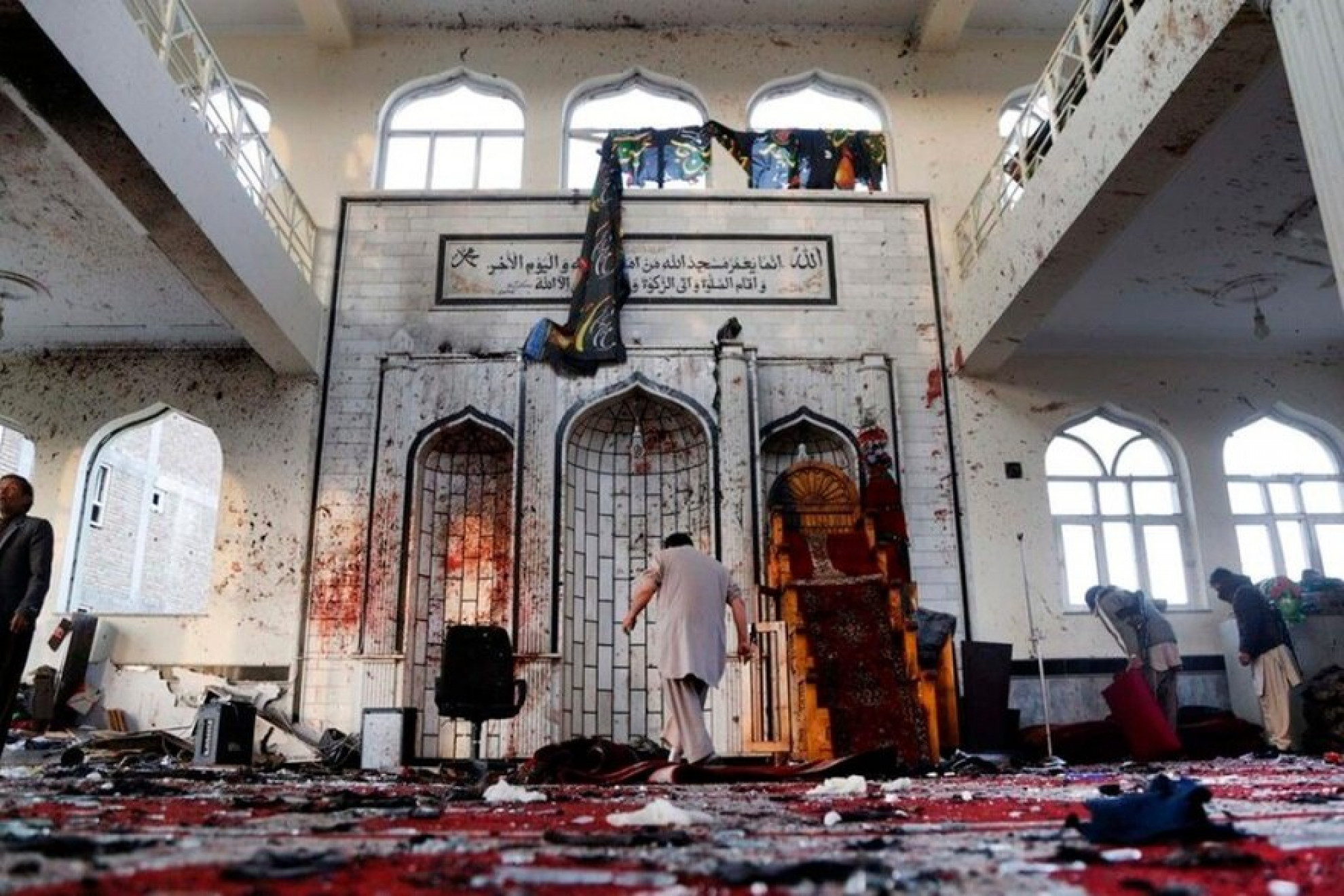 Kabul, esplosione in una moschea: almeno 20 morti, ma il bilancio è destinato a salire