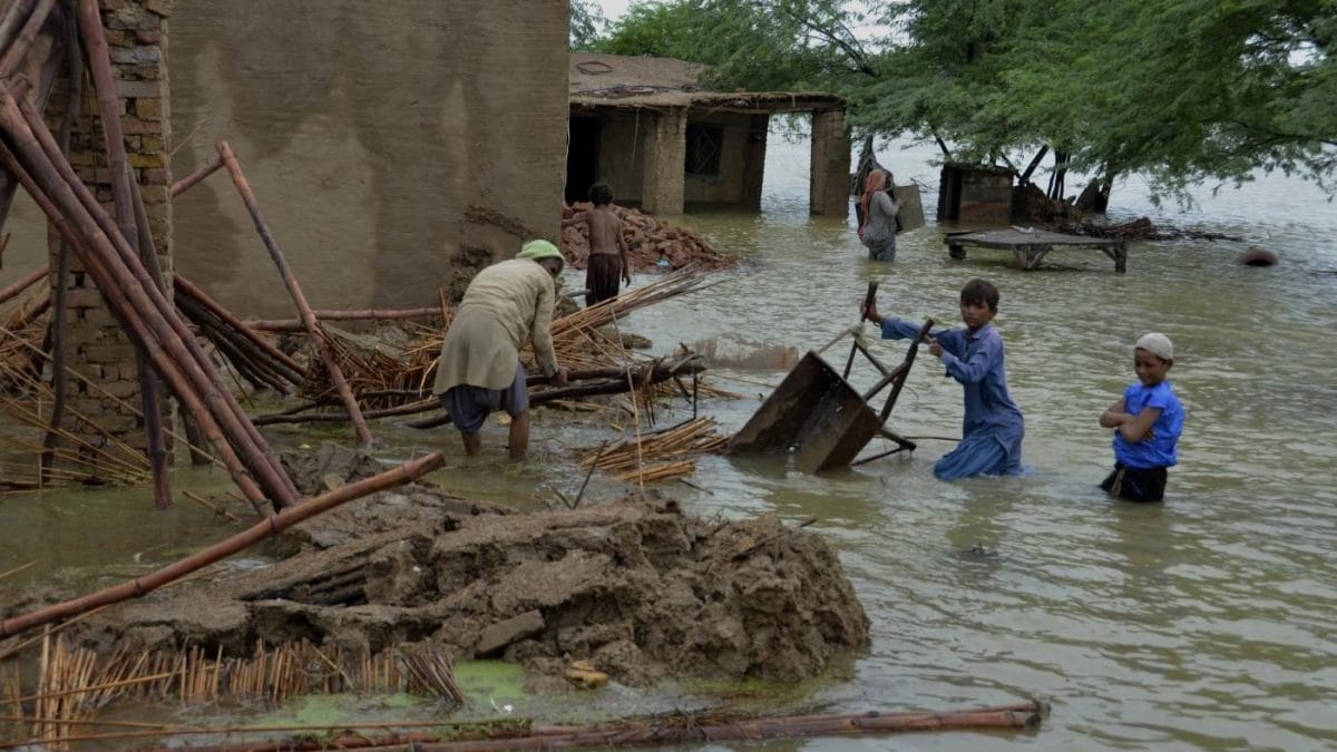 Pakistan, il drammatico bilancio delle inondazioni: più di mille morti, un terzo del Paese sott'acqua