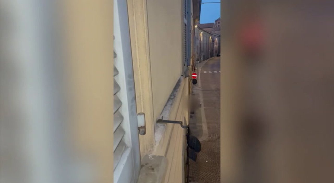 Stupro di Piacenza, la vittima &egrave; stata riconosciuta dai conoscenti nel video: "Sono disperata"