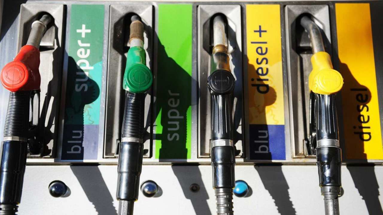 Continuano a calare i prezzi di benzina e diesel ma aumentano quelli del metano