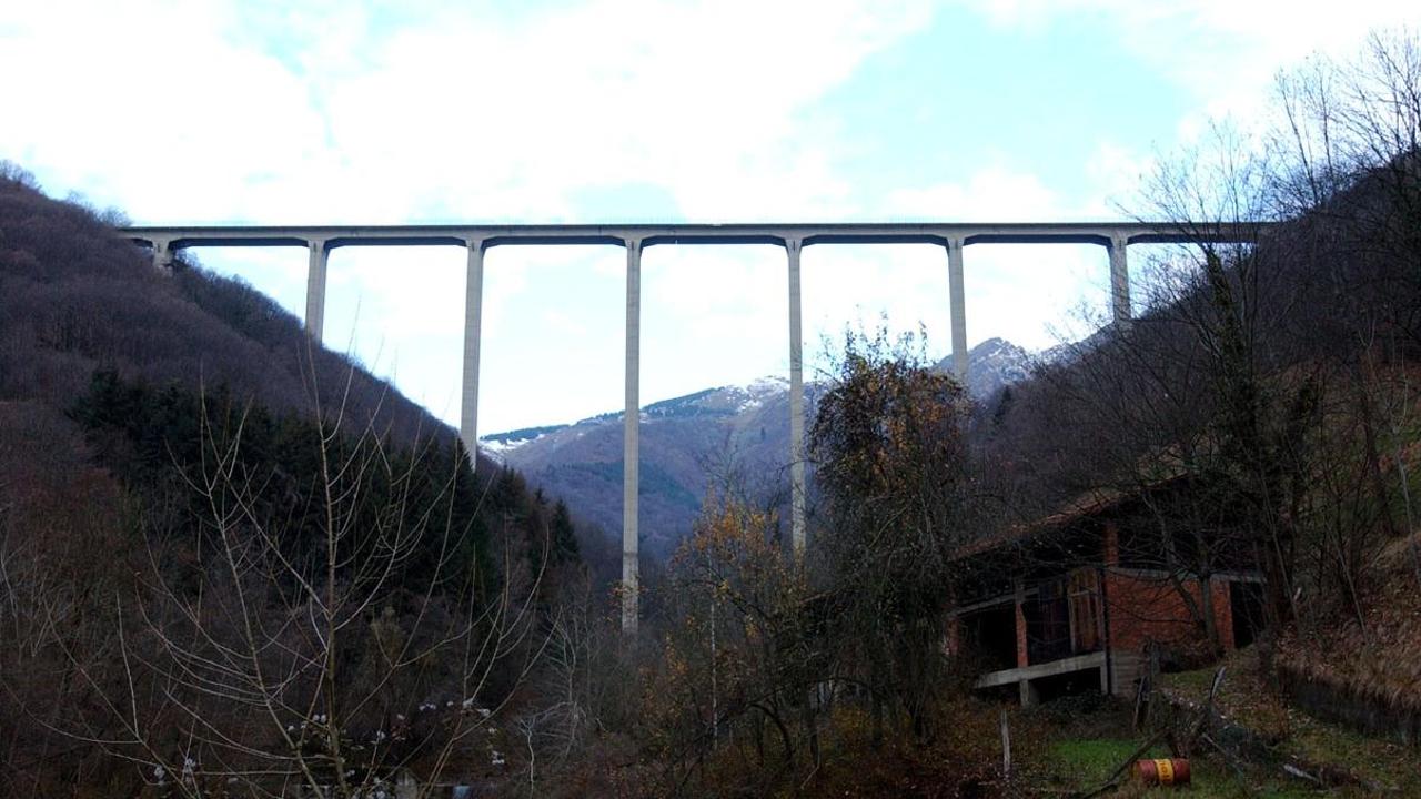 Uccide la madre anziana e poi si getta da un ponte: l'omicidio suicidio in provincia di Biella