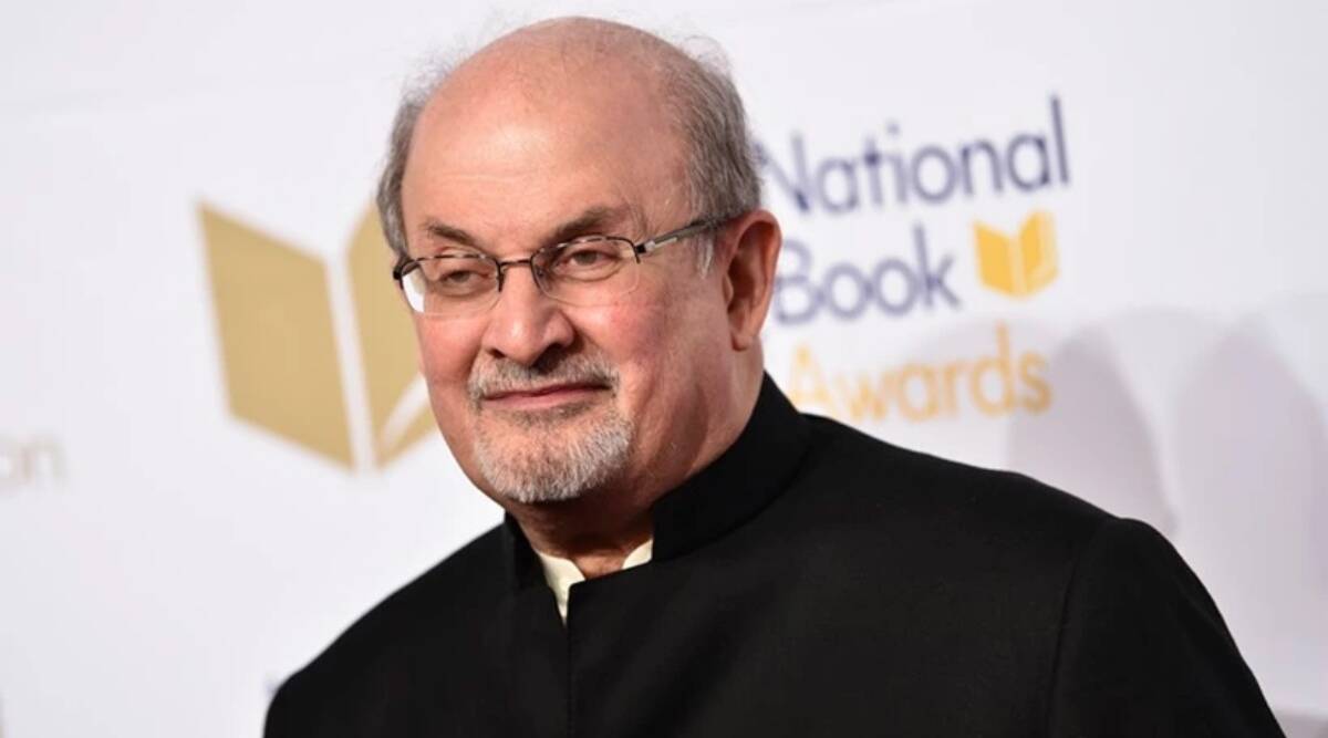 Salman Rushdie in rianimazione dopo l'aggressione: colpito al fegato e rischia di perdere un occhio