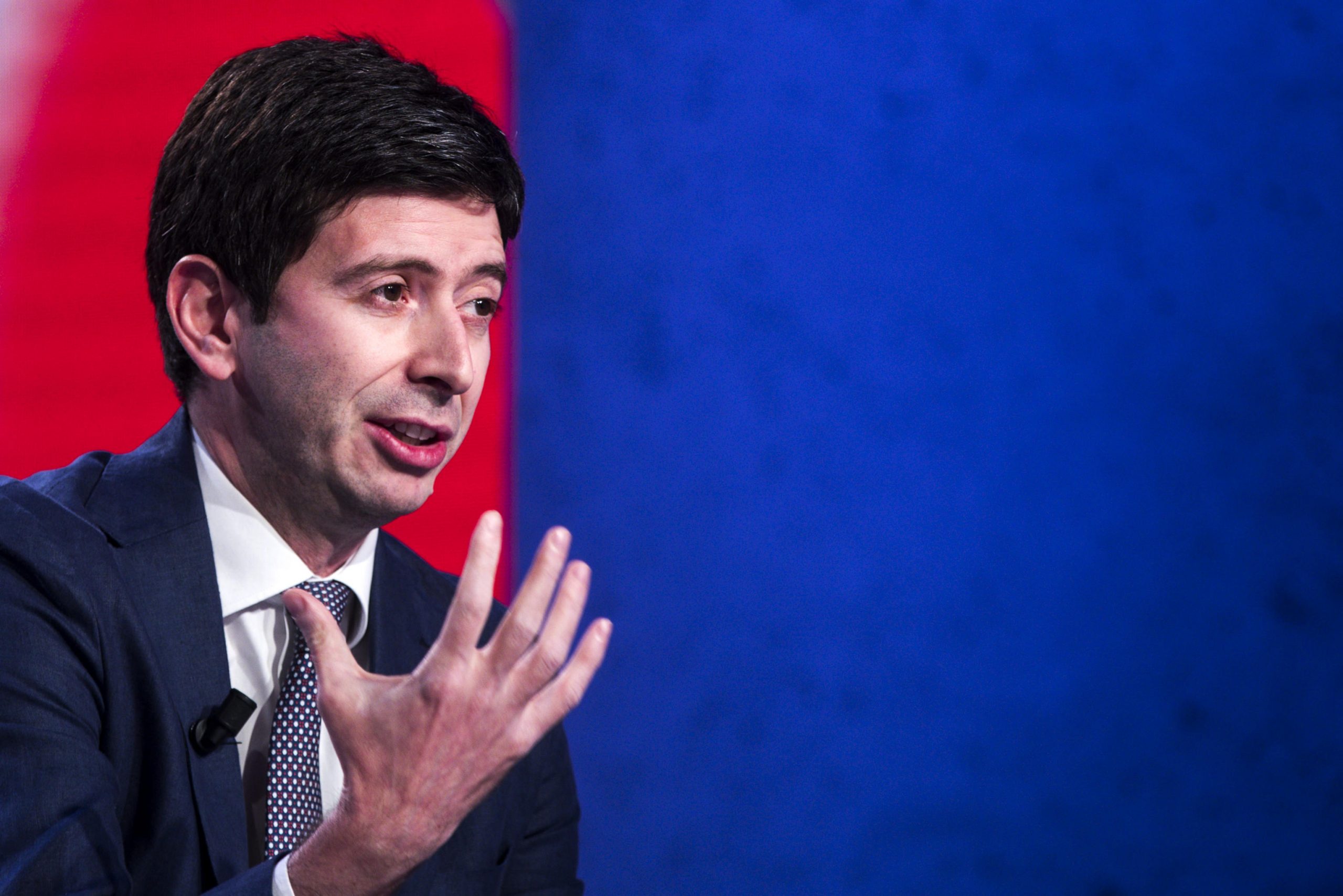 Speranza fiuta l'aria di Bolsonaro e ammonisce Meloni e Salvini: "Non cercate i voti dei no-vax" Speranza fiuta l'aria di Bolsonaro e ammonisce Meloni e Salvini: "Non cercate i voti dei no-vax"