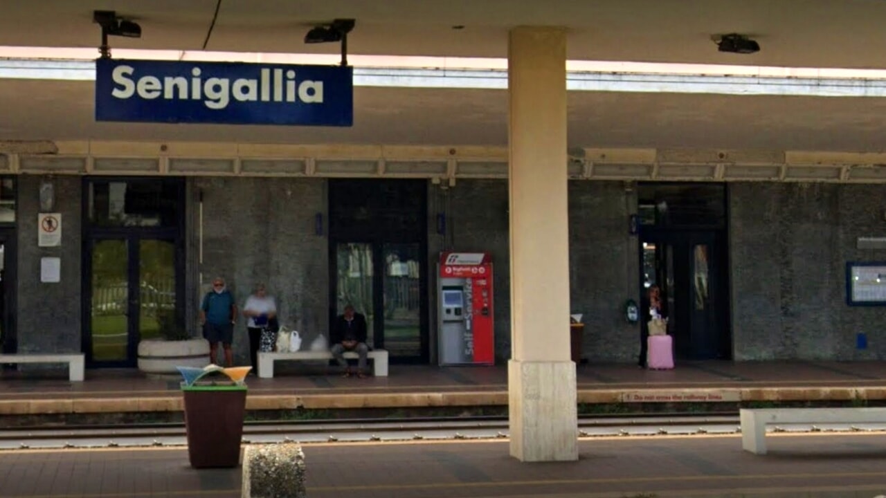 Senigallia, prova a impedire il suicidio del figlio ma vengono entrambi travolti dal treno
