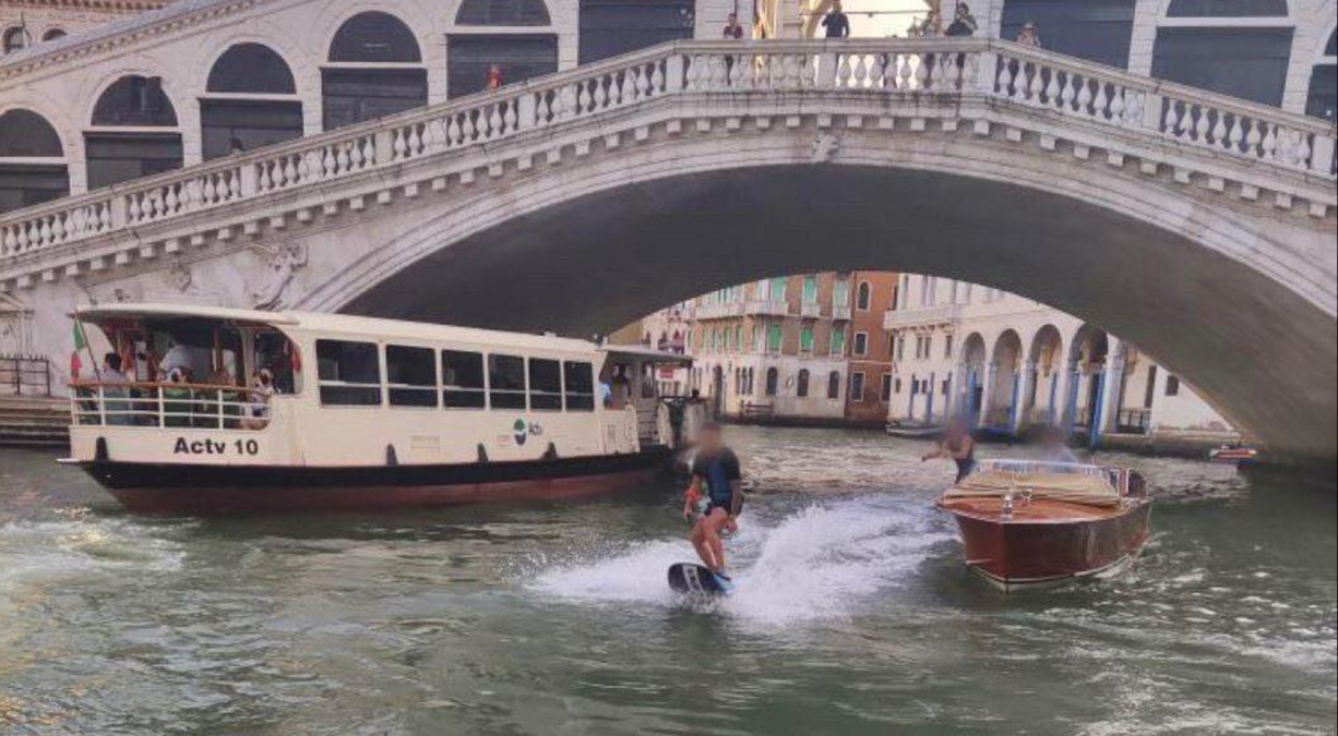 Venezia, facevano surf sul Canal Grande: arrestati i due giovani