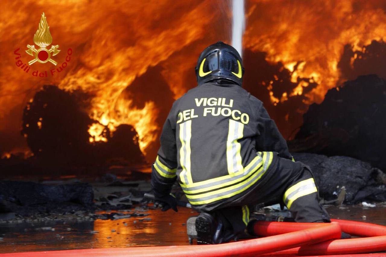 Esplosione in una fabbrica di fuochi d'artificio: un morto