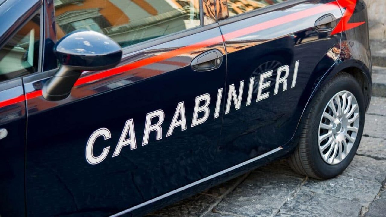 Uccide la madre e poi chiama i carabinieri: arrestato un uomo di 48 anni con problemi di dipendenza