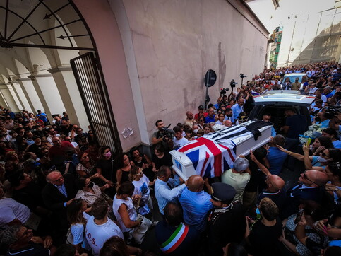 A Napoli una folla commossa ai funerali di Alessandro: il 13enne caduto dal balcone