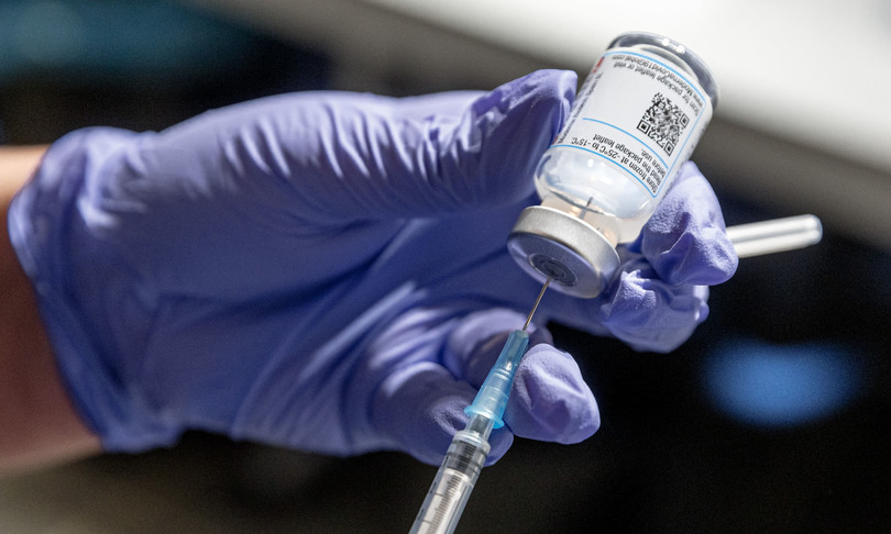 Sono arrivati i vaccini aggiornati Pfizer e Moderna: ci ammaleremo meno?