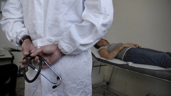 Abusava delle sue pazienti minorenni: arrestato un medico 69enne