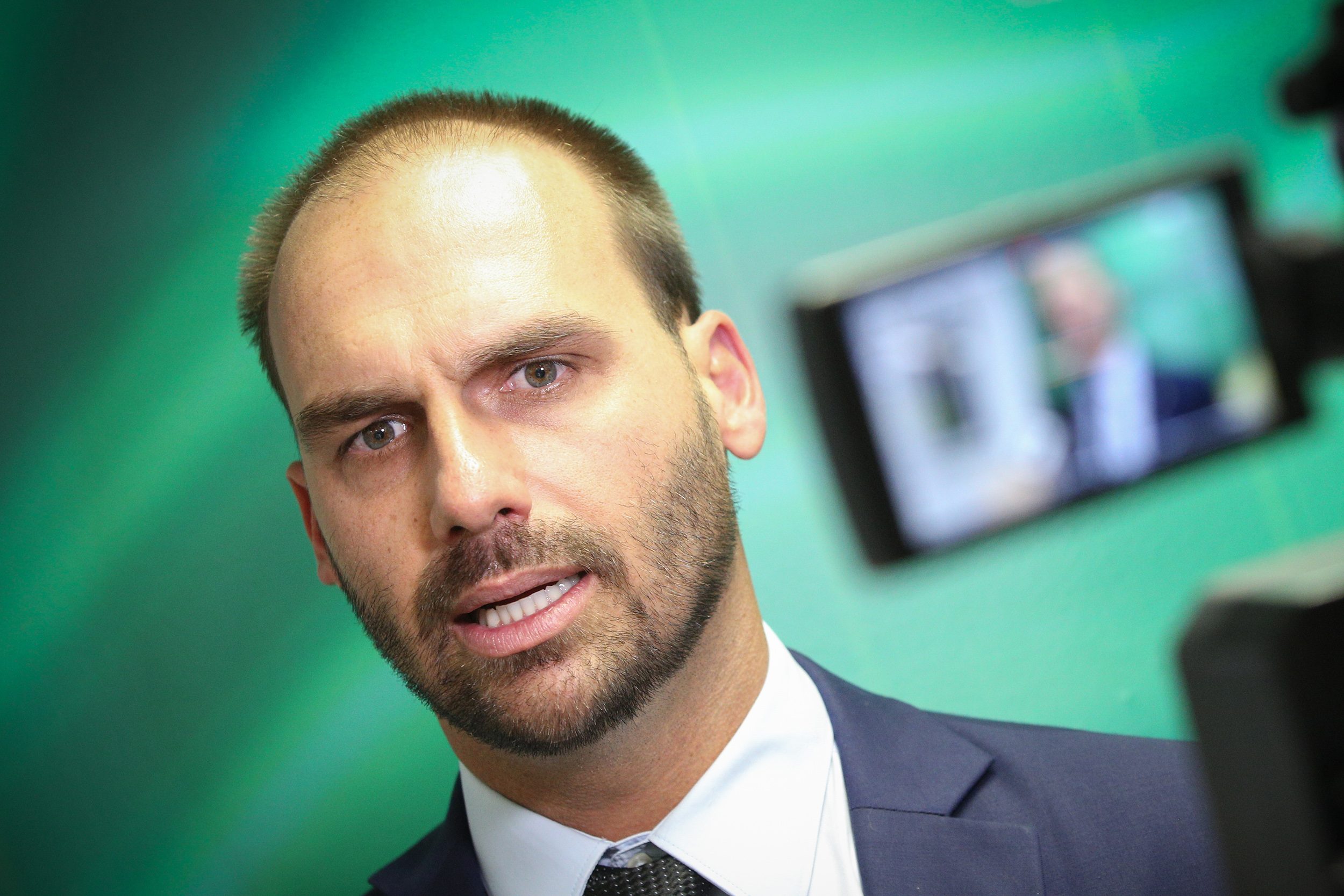 Bolsonaro jr usa la vittoria di Meloni per propaganda reazionaria: "Dio, patria e famiglia come noi" Bolsonaro jr usa la vittoria di Meloni per propaganda reazionaria: "Dio, patria e famiglia come noi"