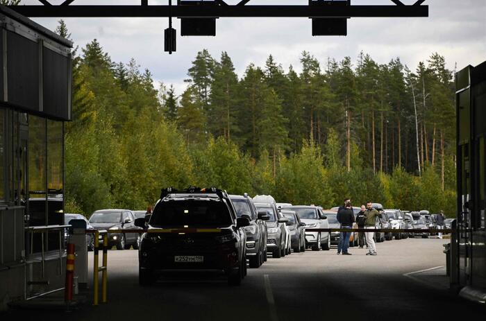 Finlandia, code al confine dopo l'annuncio del blocco agli ingressi: circa 7mila i russi arrivati a Helsinki